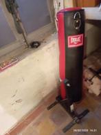 Sac de frappe rouge et noir + une fixation, Sports & Fitness, Boxe, Enlèvement, Comme neuf