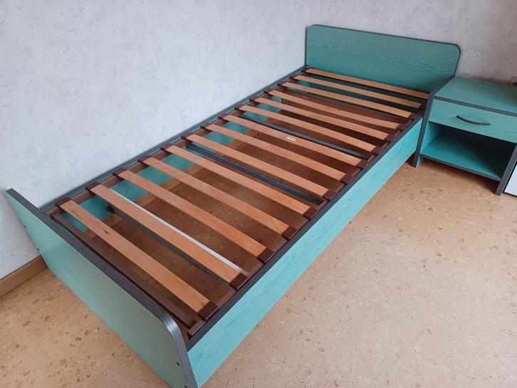 Bed met lattenbodem, kleerkast, bureau en nachtkastje, Huis en Inrichting, Slaapkamer | Complete slaapkamers, Gebruikt, Eenpersoons