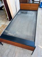 Mid century bed frame met spiraalbodem, Huis en Inrichting, Ophalen, Gebruikt, Eenpersoons, Bruin