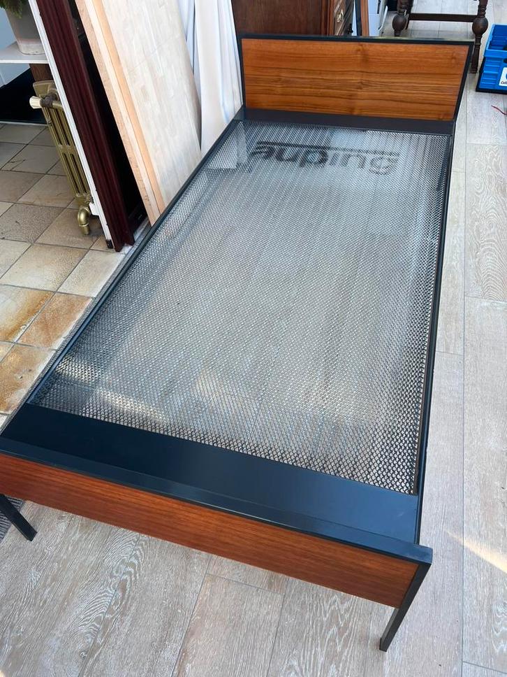 Mid century bed frame met spiraalbodem, Huis en Inrichting, Slaapkamer | Bedden, Gebruikt, Eenpersoons, 90 cm, 190 cm of minder