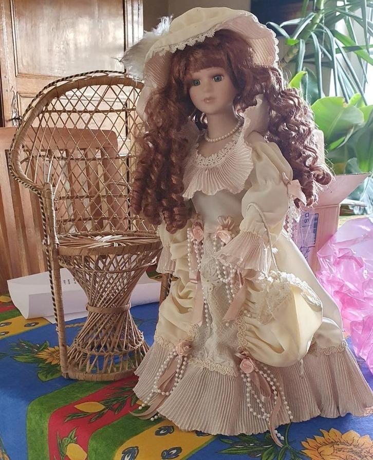 Poupée porcelaine 38cm avec support & fauteuil en osier, Verzamelen, Poppen, Zo goed als nieuw, Pop, Levensecht of Reborn, Ophalen of Verzenden