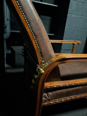Antieke fauteuil beschikbaar voor biedingen
