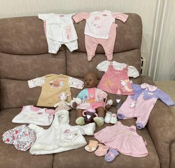 Bruine, interactieve BABY ANNABELL pop en accessoires beschikbaar voor biedingen