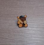 PIN - BEERTJE - TEDDY BEAR - TEDDYBEER - BASEBALL - HONKBAL, Verzamelen, Verzenden, Gebruikt, Figuurtje, Speldje of Pin