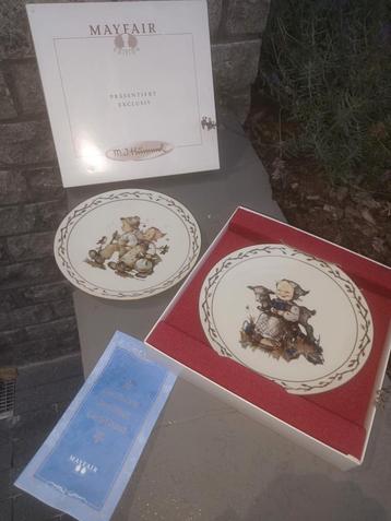 2 assiettes en porcelaine Mayfair avec certificat  disponible aux enchères