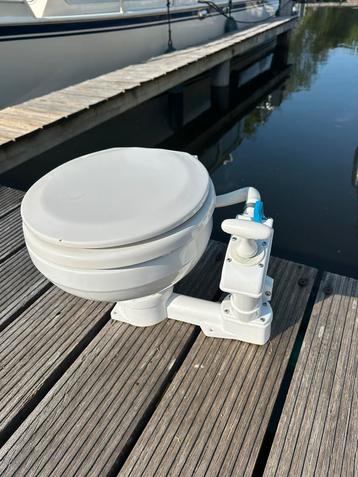 Toilet wc-pot  pomp toilet voor boot  of andere doeleinden  beschikbaar voor biedingen