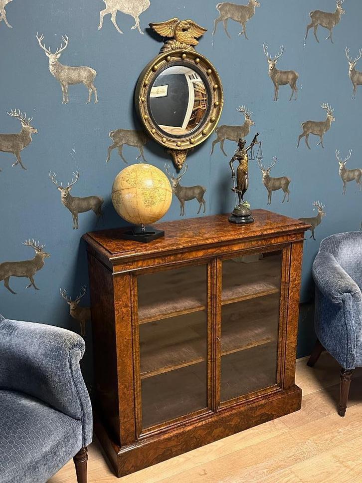 Antieke wortelnotenhouten boekenkast, Antiek en Kunst, Antiek | Kantoor en Zakelijk, Ophalen of Verzenden