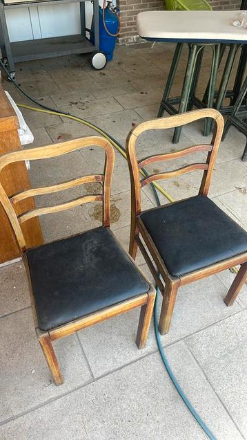 2 Vintage stoelen beschikbaar voor biedingen