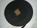 Militaria France Baret Commando + T 60-insigne, Ophalen of Verzenden, Overige soorten, Helm of Baret