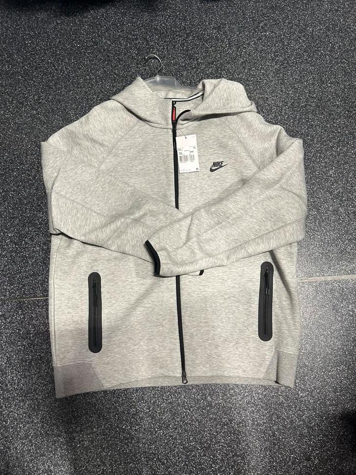 Veste Nike Tech Fleece grise à capuche, Kleding | Heren, Truien en Vesten, Nieuw, Overige maten, Grijs, Ophalen of Verzenden