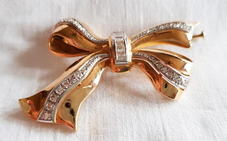 Nœud papillon en or et diamant des années 40., Bijoux, Sacs & Beauté, Bijoux anciens, Broche, Or, Avec pierre précieuse, Enlèvement ou Envoi