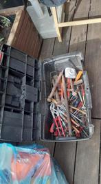 Un coffre avec divers outils, Gebruikt, Gevuld, Ophalen