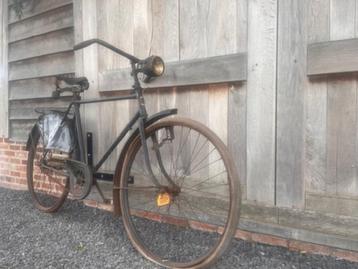 Antieke fiets beschikbaar voor biedingen