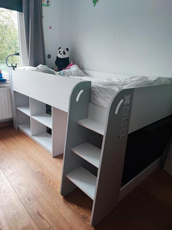 Witte Halfhoogslaper met bureau, Kinderen en Baby's, Kinderkamer | Stapelbedden en Hoogslapers, Zo goed als nieuw, Halfhoogslaper