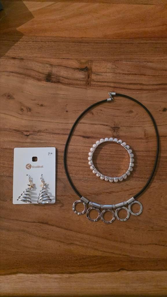 Lot de bijoux fantaisie argentés, Bijoux, Sacs & Beauté, Colliers, Comme neuf, Argent, Noir, Enlèvement ou Envoi