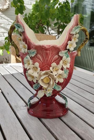 Decoratieve antieke vaas met bloemenapplicaties - 31 cm beschikbaar voor biedingen