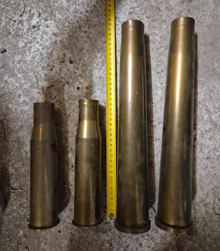 WOII Obussen 2 groot 2 klein - Geel - Putte, Verzamelen, Militaria | Algemeen, Hulzen of Bodemvondsten, Ophalen of Verzenden