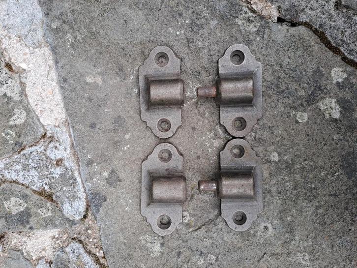 Zware ijzeren scharnieren en grendels, Doe-het-zelf en Bouw, Hang- en Sluitwerk, Zo goed als nieuw, Scharnier, IJzer, Ophalen