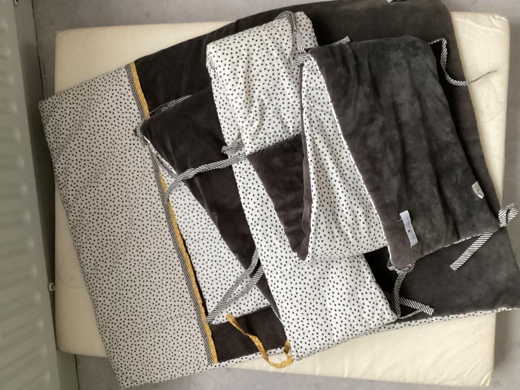 Couverture et tour de lit ou parc jeux d enfants, Enfants & Bébés, Chambre d'enfant | Linge de lit, Comme neuf, Blanc, Enlèvement