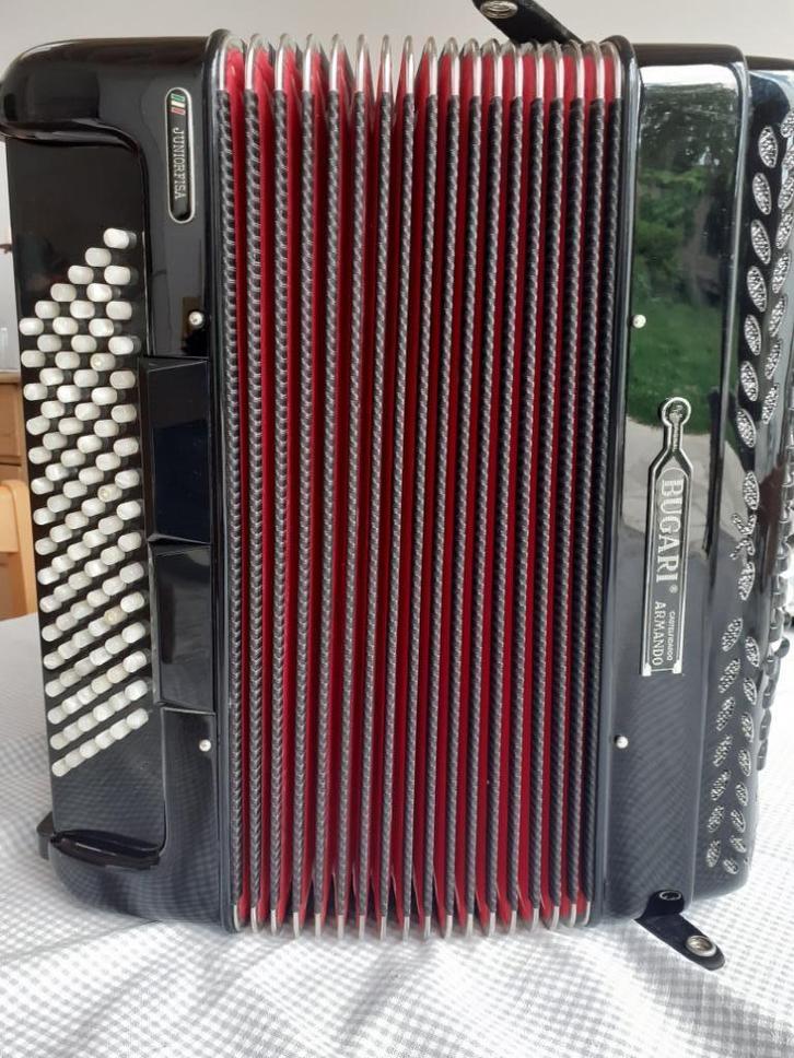 Accordeon BUGARI, Muziek en Instrumenten, Accordeons, Gebruikt, Knopaccordeon, 72-bas, Overige merken, Met koffer, Met riemen