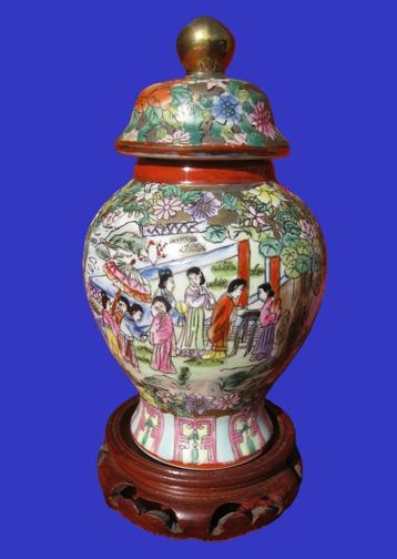 Chinese urn vaas op mooie houtstandaard.    beschikbaar voor biedingen