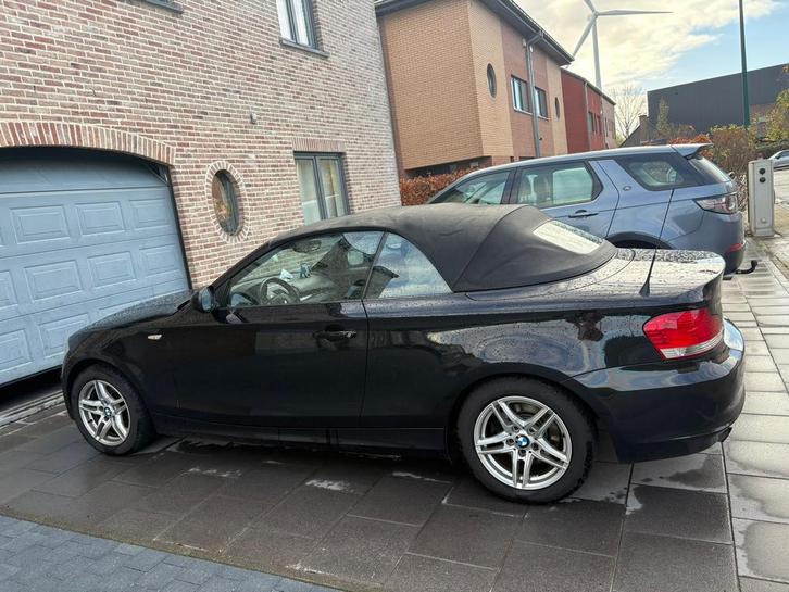 BMW 118 cabrio 2010 + carnet entretien, Autos, BMW, Particulier, Série 1, ABS, Essence, Euro 5, Cabriolet, Boîte manuelle, Noir