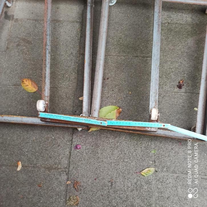 ijzeren rekje op zwenkbare wieltjes, Doe-het-zelf en Bouw, Metalen, Gebruikt, IJzer, Ophalen