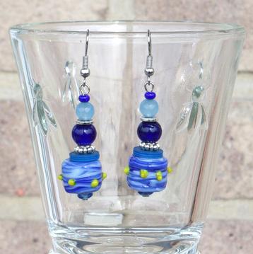 Aquamarijn oorbellen en blauw handgemaakt glas, aquamarijn