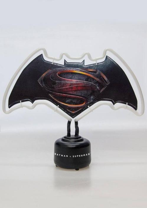 Batman v Superman Neon Light Logo 24 x 30 cm, Verzamelen, Film en Tv, Nieuw, Film, Gebruiksvoorwerp, Ophalen of Verzenden