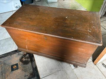 Ancien coffre en bois beschikbaar voor biedingen