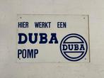 Reclamebord Duba - hier werkt een duba pomp, Ophalen of Verzenden, Gebruikt, Reclamebord