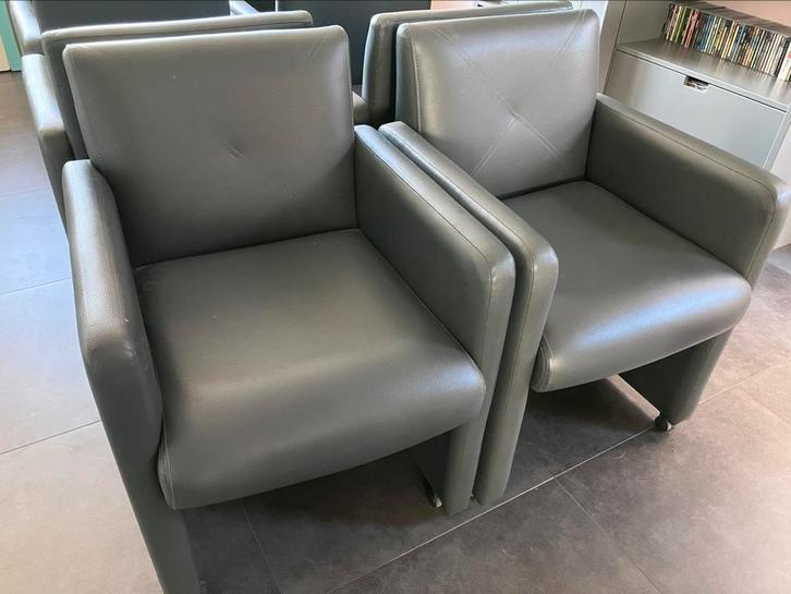 8x Grijze eetkamerstoelen op wielen – Morres Wonen, Huis en Inrichting, Stoelen, Zo goed als nieuw, Ophalen