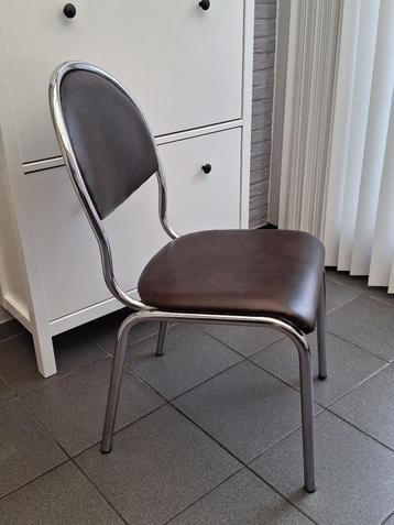 4 stevige stoelen beschikbaar voor biedingen