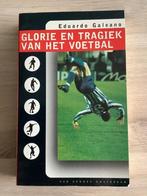 Eduardo Galeano - Glorie en tragiek van het voetbal, Livres, Livres de sport, Comme neuf, Eduardo Galeano, Enlèvement ou Envoi