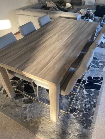 Houten Eettafel beschikbaar voor biedingen