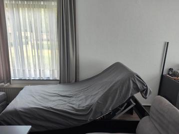 Een persoonsbed met verstelbare rugleuning beschikbaar voor biedingen