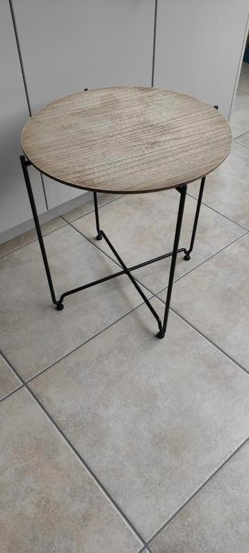 Bijzettafel met massief houten blad en smeedijzeren onderste beschikbaar voor biedingen