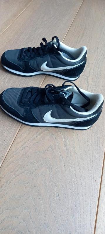 Nike sneakers maat 38,5 ZGAN zwart antraciet beschikbaar voor biedingen