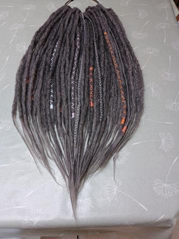 Handmade Synthetische dreads grijs schakeringen 55 CM lang 