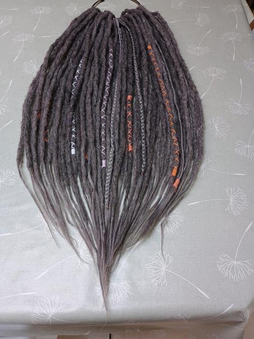 Handmade Synthetische dreads grijs schakeringen 55 CM lang, Handtassen en Accessoires, Uiterlijk | Haarverzorging, Zo goed als nieuw