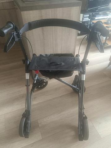 Rollator zo goed als nieuw,met rug steun en afneembare tas beschikbaar voor biedingen