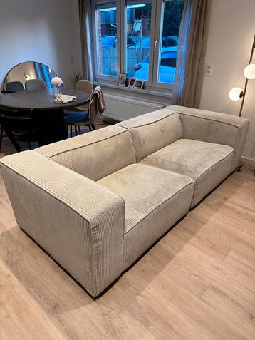 Beige zetel beschikbaar voor biedingen