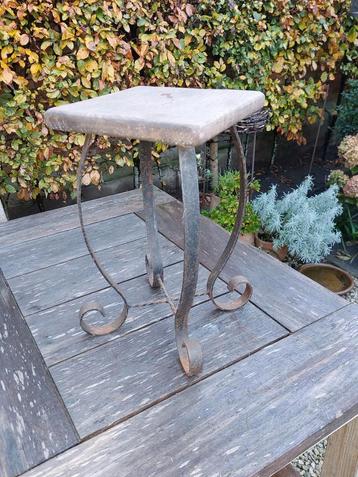 Klein tafeltje beschikbaar voor biedingen