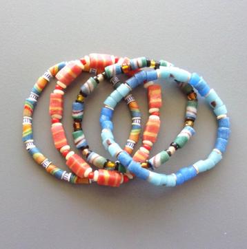 Set van 4 Afrikaanse blauwe rekbare glazen armbanden beschikbaar voor biedingen