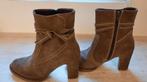 Korte suède botjes met hoge hak 8,5 cm merk Excellent mt 39, Kleding | Dames, Ophalen of Verzenden, Zo goed als nieuw