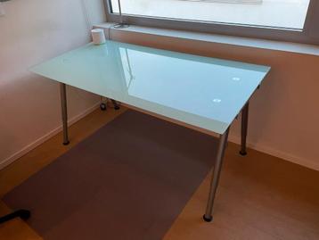 Bureau / tafel met glazen plateaublad, Huis en Inrichting, Ophalen, In hoogte verstelbaar, Zo goed als nieuw, Bureau