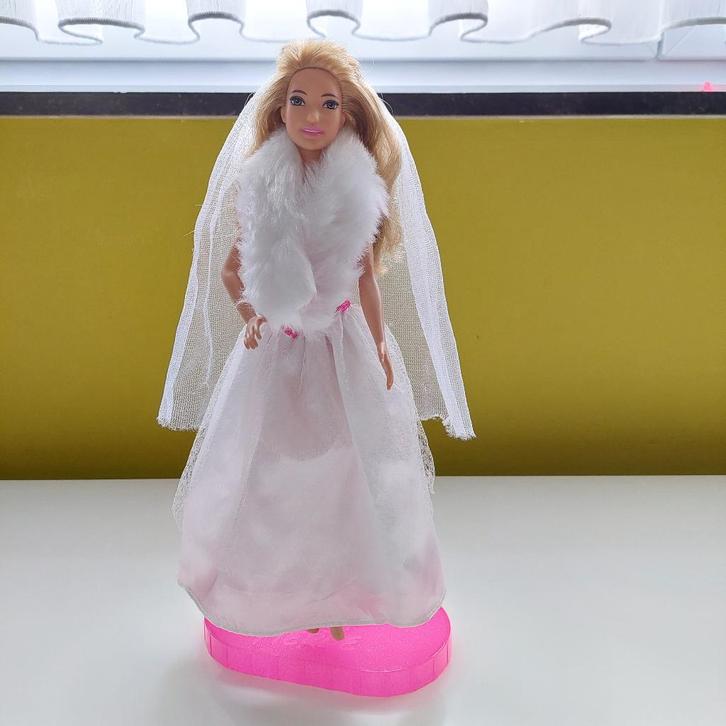 Barbie trouwjurk met sluier, Kinderen en Baby's, Speelgoed | Poppen, Gebruikt, Barbie, Ophalen of Verzenden