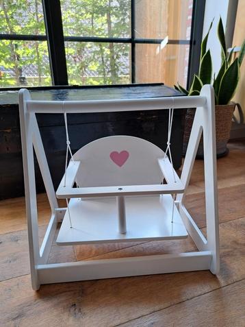 Houten poppenschommel beschikbaar voor biedingen
