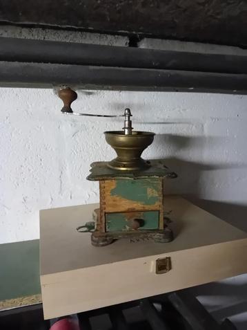Oude koffiemolen beschikbaar voor biedingen