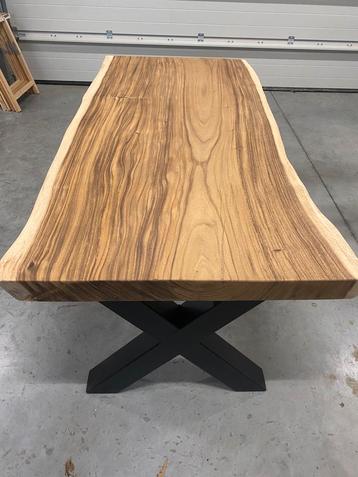 Table massive indonésienne 205/94/91/94 avec pied x  beschikbaar voor biedingen